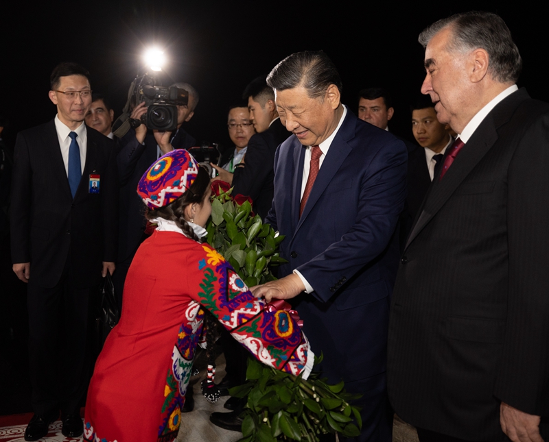 習(xí)近平抵達(dá)杜尚別開始對塔吉克斯坦進行國事訪問「相關(guān)圖片」
