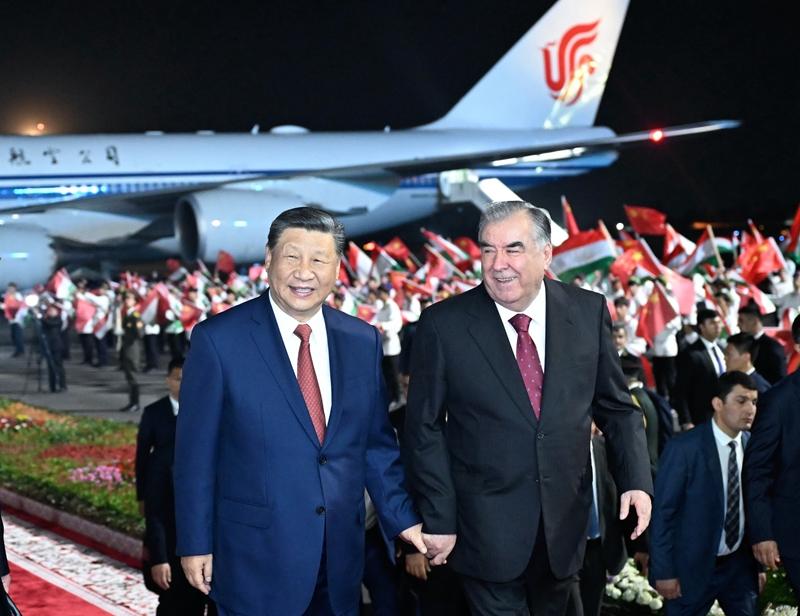習(xí)近平抵達(dá)杜尚別開始對塔吉克斯坦進行國事訪問「相關(guān)圖片」